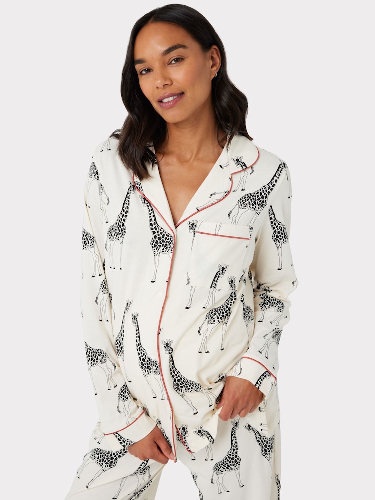 Chelsea Peers Cream Maternity Trouser Pyjamas Maternity Organic Cotton Giraffe Print Long Pyjamas Set - Image 2 of 5
