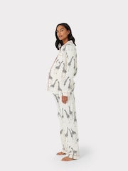 Chelsea Peers Cream Maternity Trouser Pyjamas Maternity Organic Cotton Giraffe Print Long Pyjamas Set - Image 4 of 5