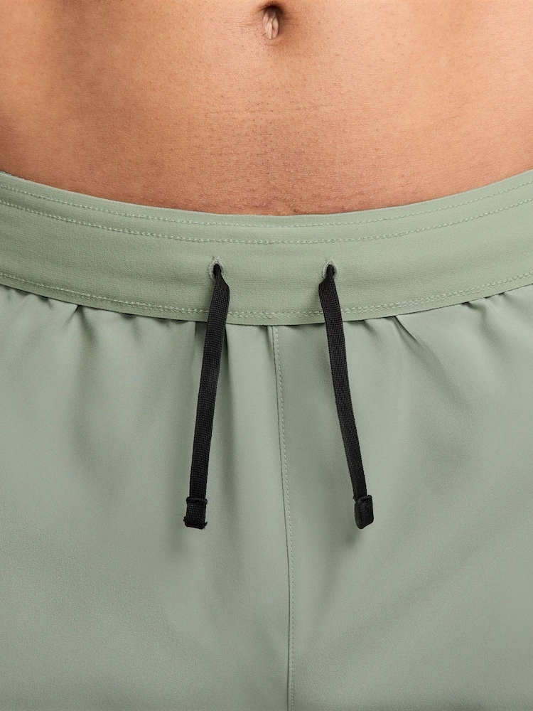 Vert - 7 Inch - Nike Dri-FIT Challenger Shorts de running non doublé - Image 4 of 5