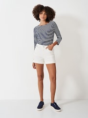 Weiß - Crew Clothing – einfarbige, figurbetonte Shorts aus Baumwolle mit Umschlag - Bild 1 von 3