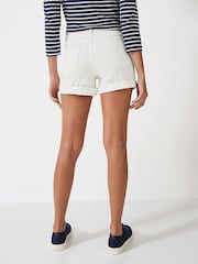 Weiß - Crew Clothing – einfarbige, figurbetonte Shorts aus Baumwolle mit Umschlag - Bild 2 von 3