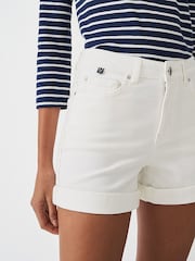 Weiß - Crew Clothing – einfarbige, figurbetonte Shorts aus Baumwolle mit Umschlag - Bild 3 von 3