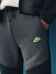 Nike Black/Green Tech Fleece Joggers - Image 5 of 7