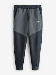 Nike Black/Green Tech Fleece Joggers - Image 7 of 7