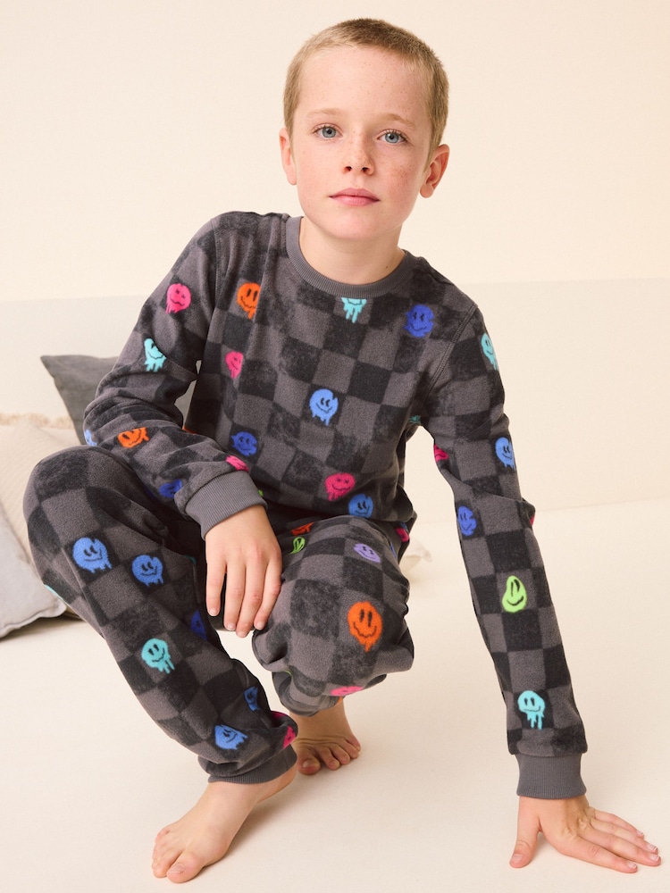 Schwarz/Weiß, Schachbrettmuster, fröhliches Gesicht - Schlafanzug aus weichem Fleece mit Elastan (3 – 16 Jahre) - Bild 1 von 9 Schwarz/Weiß, Schachbrettmuster, fröhliches Gesicht - Schlafanzug aus weichem Fleece mit Elastan (3 – 16 Jahre) - Bild 1 von 9