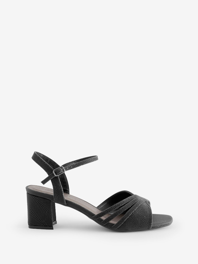 Schwarz - Simply Be Sandalen mit Fersenriemen - Bild 1 von 5 Schwarz - Simply Be Sandalen mit Fersenriemen - Bild 1 von 5