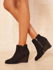 Friends Like These, Stiefeletten mit Keilabsatz und rundem Zehenbereich aus Wildlederimitat - Bild 1 von 4