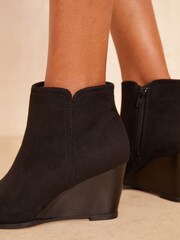 Friends Like These, Stiefeletten mit Keilabsatz und rundem Zehenbereich aus Wildlederimitat - Bild 2 von 4