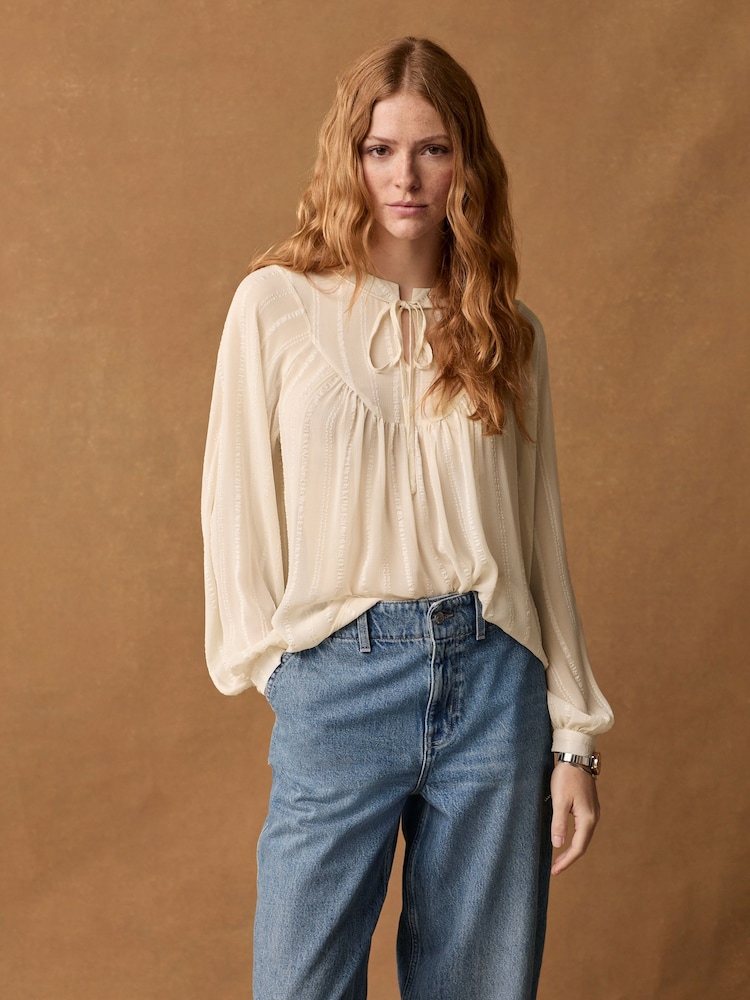 Elfenbeinweiß - Langärmlige Metallic-Bluse mit Bindeausschnitt - Bild 2 von 6 Elfenbeinweiß - Langärmlige Metallic-Bluse mit Bindeausschnitt - Bild 2 von 6