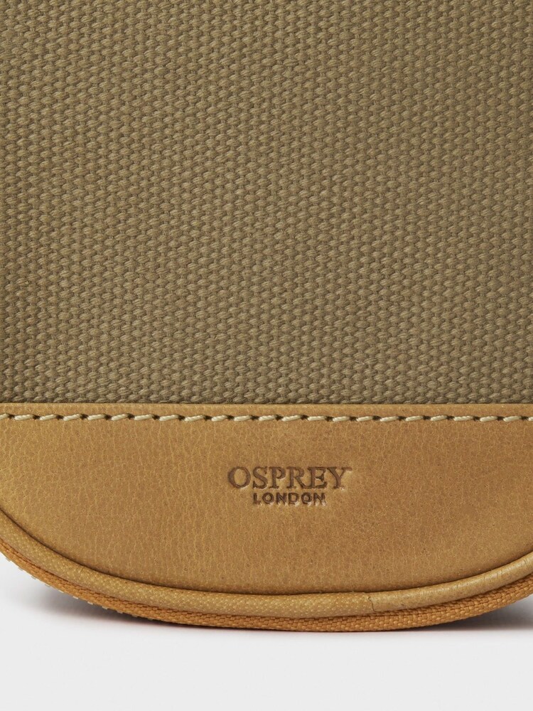 حقيبة جراب شاحن لون أخضر The Safari من Osprey London - Image 4 of 4