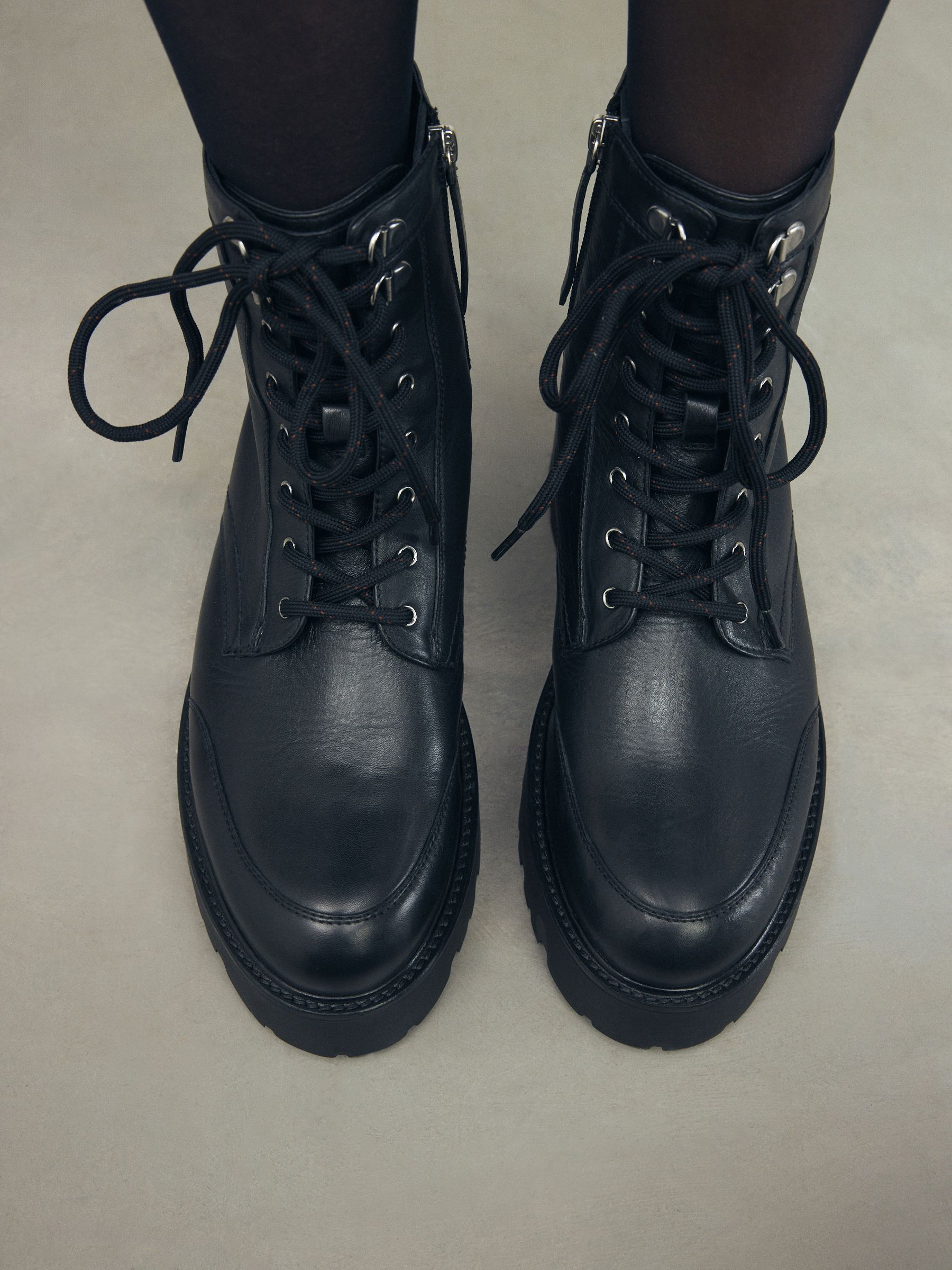 【関税込み】Chunky Sole Lace-Up Boots in Black Leather Przeglądaj Czarny - Lace Up Chunky Ankle Boots z Next Polska