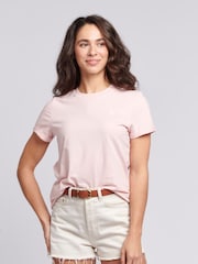 وردي - من U.S. Polo Assn. تيشرت من القطن بنسبة 100% بياقة بحافة مستديرة وبشعار خيّال مزدوج للنساء - صورة 1 من 6