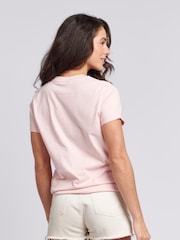 وردي - من U.S. Polo Assn. تيشرت من القطن بنسبة 100% بياقة بحافة مستديرة وبشعار خيّال مزدوج للنساء - صورة 2 من 6