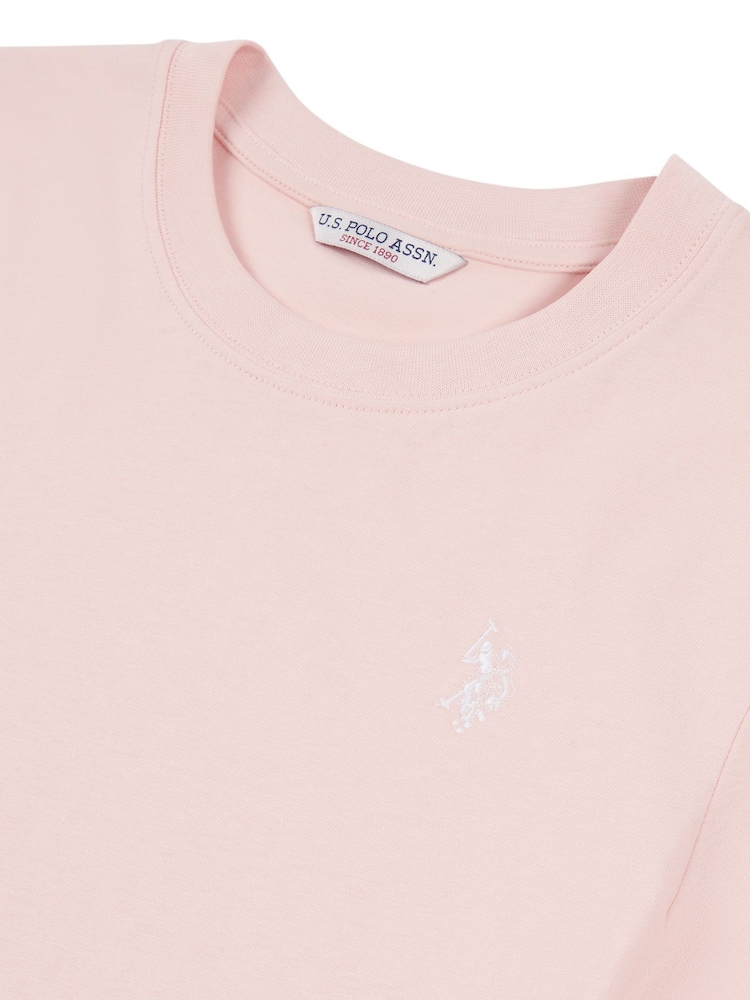 وردي - من U.S. Polo Assn. تيشرت من القطن بنسبة 100% بياقة بحافة مستديرة وبشعار خيّال مزدوج للنساء - صورة 6 من 6