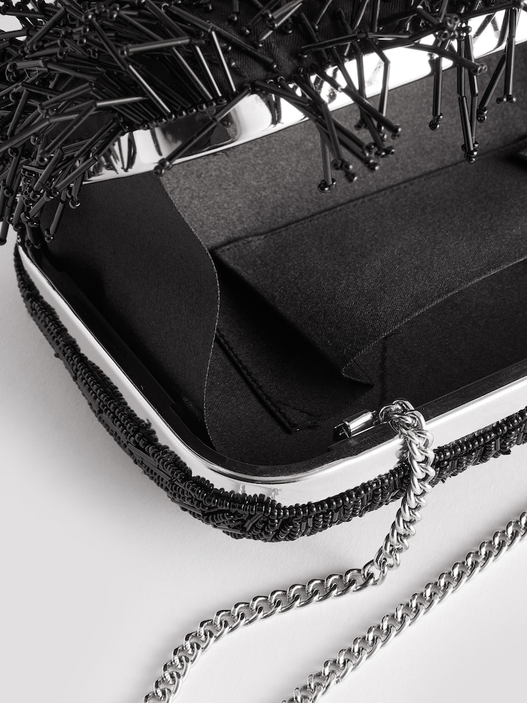 Schwarz - Perlenbesetzte Clutch mit Quasten - Bild 8 von 8 Schwarz - Perlenbesetzte Clutch mit Quasten - Bild 8 von 8
