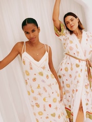 Bata larga con diseño místico de Never Fully Dressed - Imagen 4 de 8