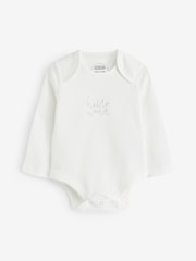 Conjunto de 3 piezas de bodi blanco de algodón 100 % con diseños "My First Outfit", "Welcome To The World" de Mamas & Papas - Imagen 2 de 4
