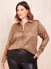 قميص بتصميم أطول من الخلف مزيّن بطبعة من Curves Like These - صورة 1 من 4