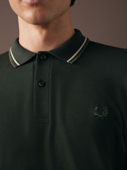 Night Green/Silver Blue/Marmalade - Fred Perry polo met tweekleurig gestreept randje - Image 4 of 7