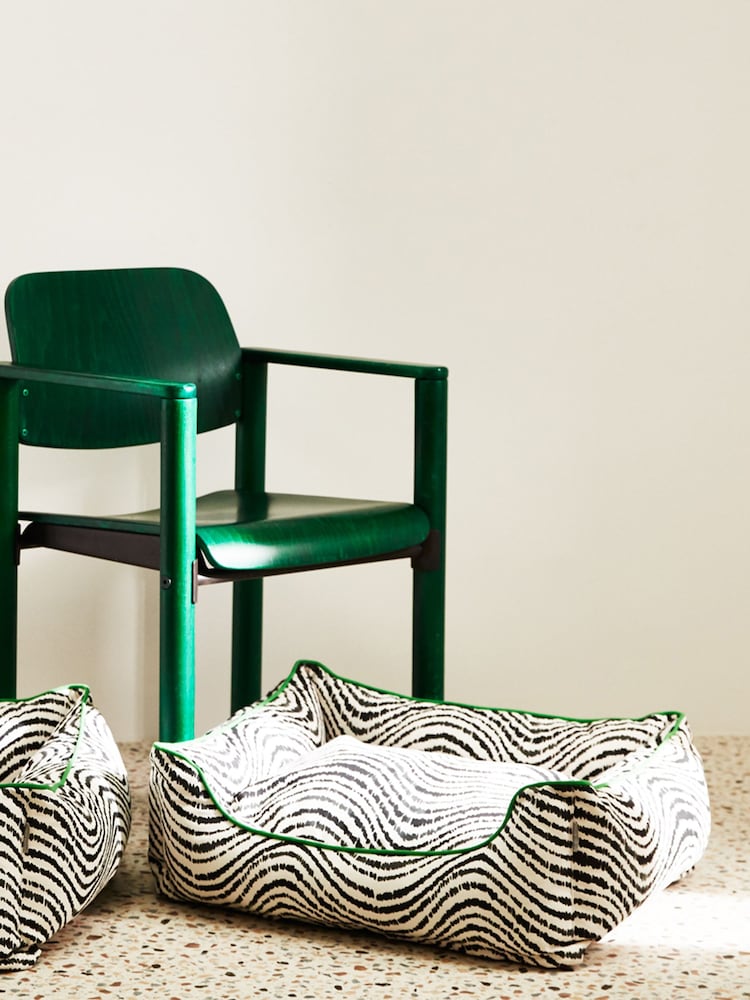 Oliver Bonas Black/White Wavy Pet Medium Bed - Image 1 of 4