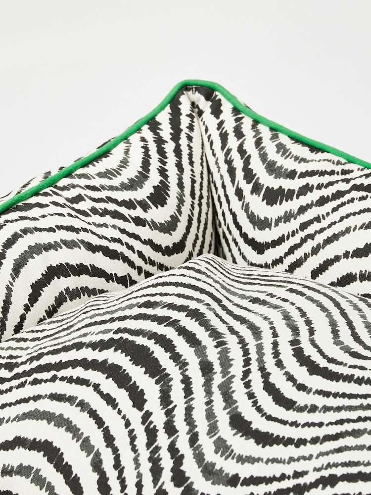 Oliver Bonas Black/White Wavy Pet Medium Bed - Image 4 of 4