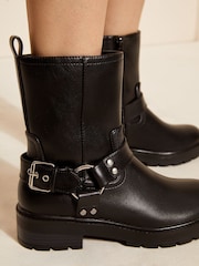 Botines de motero de cuero sintético con hebilla gruesa de Friends Like These - Imagen 2 de 4