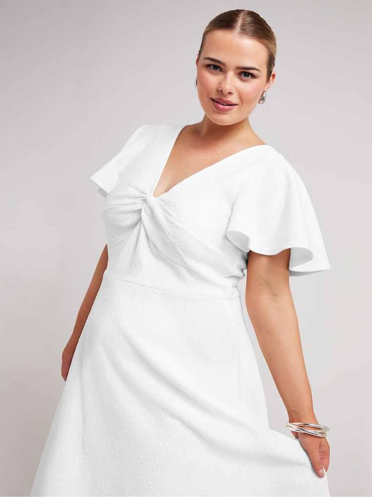 Blanco - Vestido de jacquard con dobladillo asimétrico Curve London de Yours Curve - Imagen 2 de 5 Blanco - Vestido de jacquard con dobladillo asimétrico Curve London de Yours Curve - Imagen 2 de 5