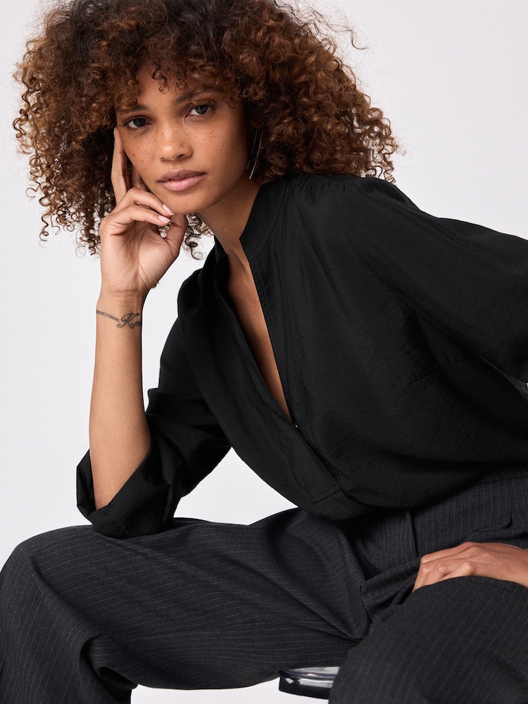 Negro - Blusa de manga larga con cuello de pico y diseño texturizado - Imagen 1 de 7 Negro - Blusa de manga larga con cuello de pico y diseño texturizado - Imagen 1 de 7