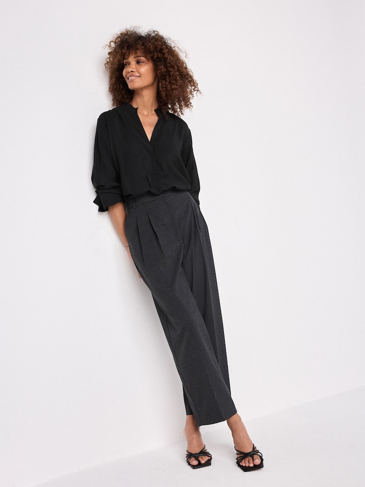 Negro - Blusa de manga larga con cuello de pico y diseño texturizado - Imagen 2 de 7 Negro - Blusa de manga larga con cuello de pico y diseño texturizado - Imagen 2 de 7