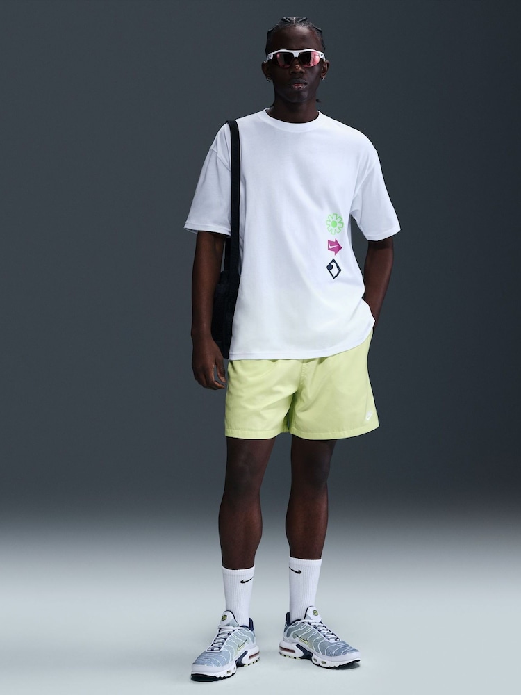 Nike White Graphic T-Shirt - Image 2 of 5 Nike White Graphic T-Shirt - Image 2 of 5