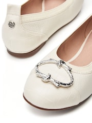 Moda in Pelle Fairy Elasticated Ballet White Pumps With Trim - Image 4 of 4