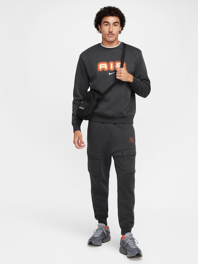 siva - Nike Air Fleece okrogli ovratnik; z okroglim ovratnikom zgornji del trenirke; majica za treniranje - Slika 5 iz 5 siva - Nike Air Fleece okrogli ovratnik; z okroglim ovratnikom zgornji del trenirke; majica za treniranje - Slika 5 iz 5