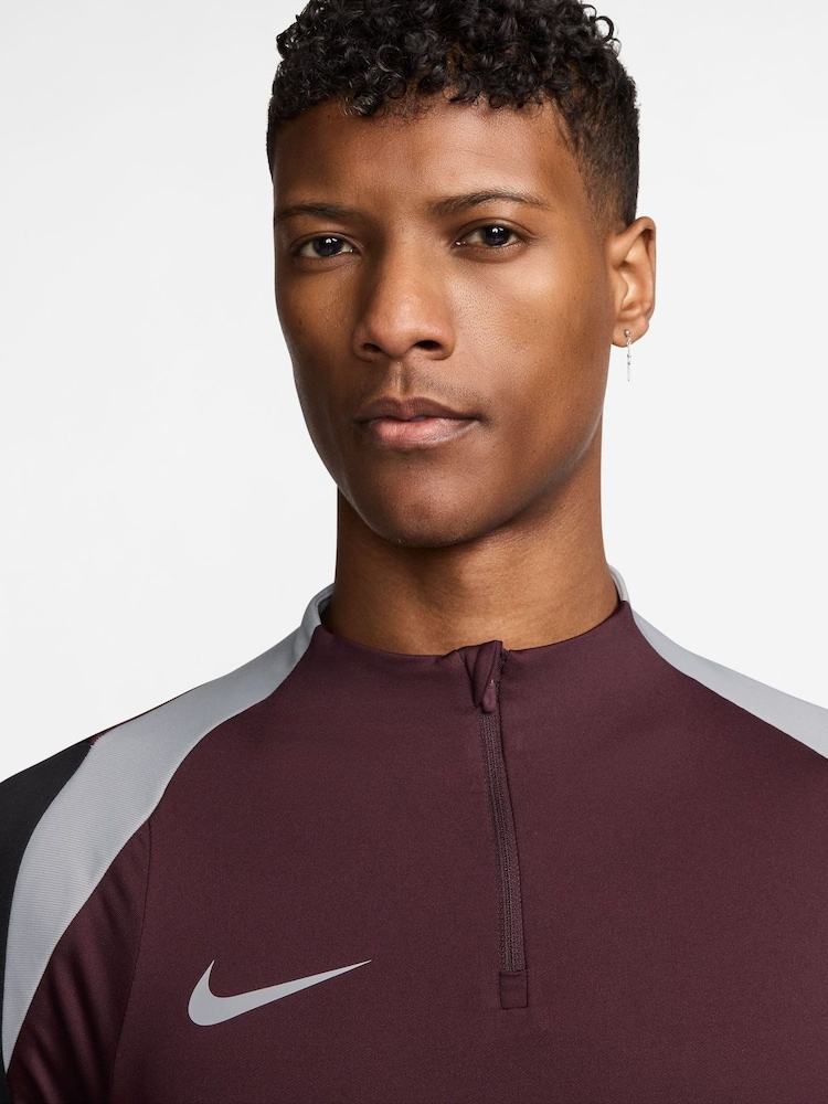 Burgundija Crush - Nike Dri-FIT Strike Quarter Zip Training Top - Slika 3 iz 3 Burgundija Crush - Nike Dri-FIT Strike Quarter Zip Training Top - Slika 3 iz 3