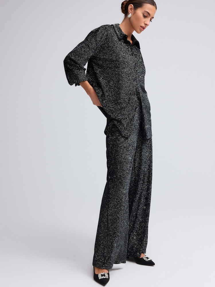 Schwarz - Hose aus Jersey-Material mit Nadelstreifen und glitzernden Details - Bild 1 von 6 Schwarz - Hose aus Jersey-Material mit Nadelstreifen und glitzernden Details - Bild 1 von 6