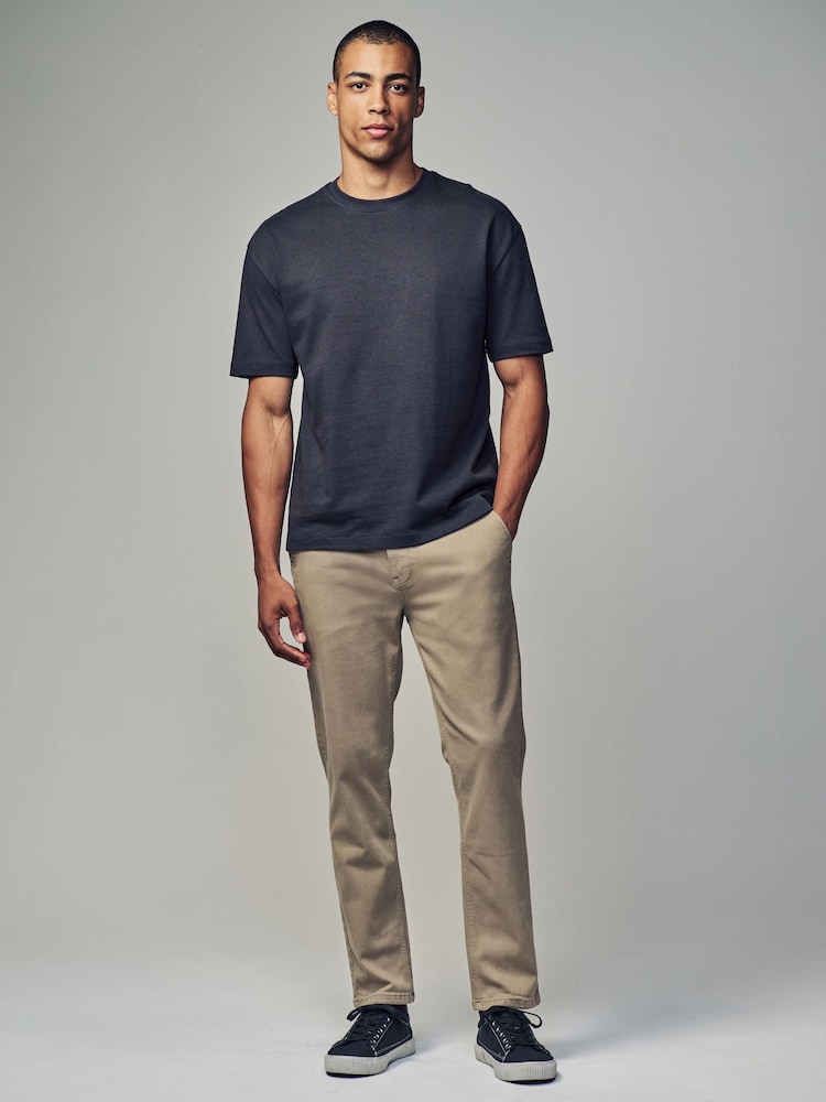Светло-песочного цвета - Брюки-чиносы Slim Fit Motionflex - Изображение 2 из 10 Светло-песочного цвета - Брюки-чиносы Slim Fit Motionflex - Изображение 2 из 10