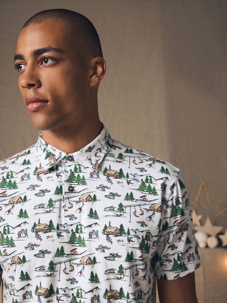 White Ski - Polo-Shirt in weihnachtlichem Print - Bild 1 von 7 White Ski - Polo-Shirt in weihnachtlichem Print - Bild 1 von 7