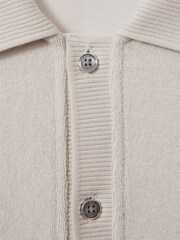 Off White - Reiss חולצת בד מגבת עם צווארון קובני, דגם Eden - תמונה 3 מתוך 4