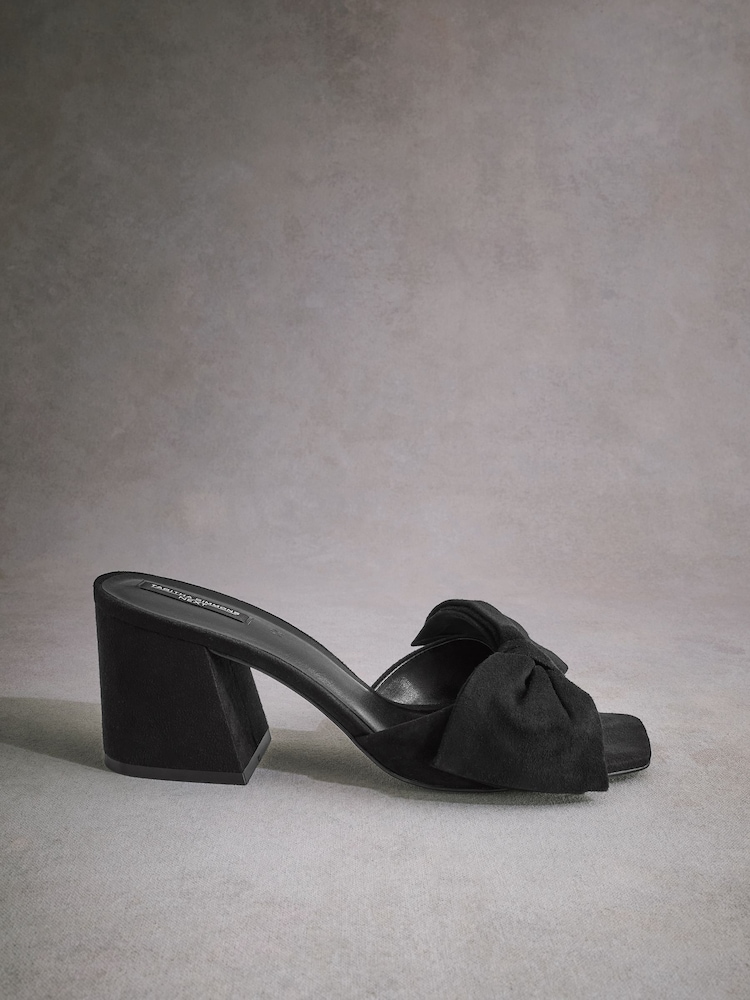 Schwarz - Tabitha Simmons Liv – Leder-Pantoletten mit Schleife und Blockabsatz - Bild 1 von 13 Schwarz - Tabitha Simmons Liv – Leder-Pantoletten mit Schleife und Blockabsatz - Bild 1 von 13