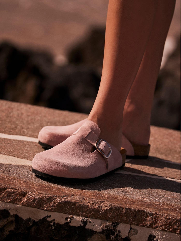 Mint Velvet Clogs aus Veloursleder mit Schnalle - Bild 1 von 3 Mint Velvet Clogs aus Veloursleder mit Schnalle - Bild 1 von 3