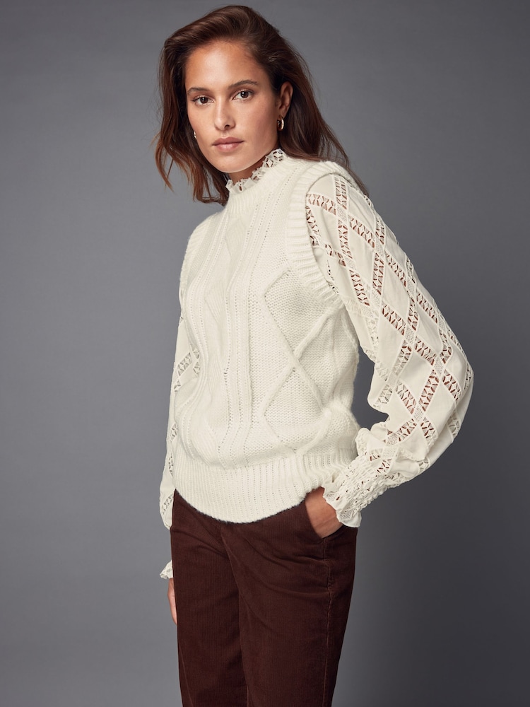 Weiß/Ecru - Strickpullover mit hohem Kragen und Spitzenschicht mit Zopfmuster - Bild 2 von 8 Weiß/Ecru - Strickpullover mit hohem Kragen und Spitzenschicht mit Zopfmuster - Bild 2 von 8
