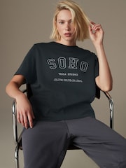 مطبوع بكلمة "Soho" - تيشرت بحافة رقبة مستديرة ثقيل بكم قصير - صورة 1 من 7