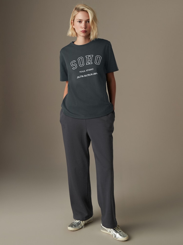 Soho Grafik - Schweres T-Shirt mit Rundhalsausschnitt - Bild 2 von 7 Soho Grafik - Schweres T-Shirt mit Rundhalsausschnitt - Bild 2 von 7
