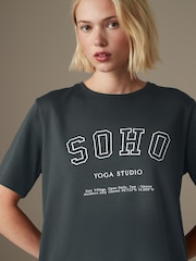 مطبوع بكلمة "Soho" - تيشرت بحافة رقبة مستديرة ثقيل بكم قصير - صورة 4 من 7