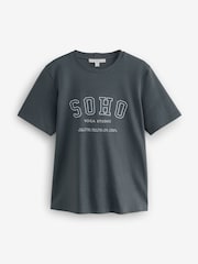 مطبوع بكلمة "Soho" - تيشرت بحافة رقبة مستديرة ثقيل بكم قصير - صورة 5 من 7