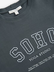 مطبوع بكلمة "Soho" - تيشرت بحافة رقبة مستديرة ثقيل بكم قصير - صورة 7 من 7