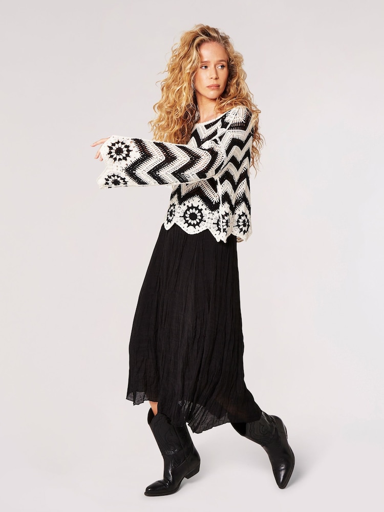 Apricot Black Chevron Diagram Crocket Sleeve Top - Image 2 of 4 Apricot Black Chevron Diagram Crocket Sleeve Top - Image 2 of 4