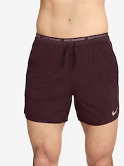 Burgundy Crush - Pantalones cortos para correr Dri-FIT Stride de 5 pulgadas de Nike - Imagen 1 de 4