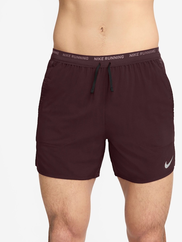 Burgundy Crush - Pantalones cortos para correr Dri-FIT Stride de 5 pulgadas de Nike - Imagen 1 de 4
