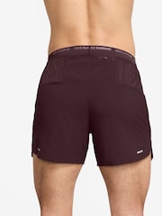 Burgundy Crush - Pantalones cortos para correr Dri-FIT Stride de 5 pulgadas de Nike - Imagen 2 de 4