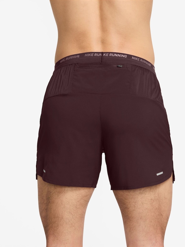 Burgundy Crush - Pantalones cortos para correr Dri-FIT Stride de 5 pulgadas de Nike - Imagen 2 de 4